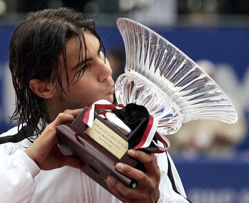 En el Montecarlo Country Club cay¨® el primer Masters 1.000 de la carrera de Nadal (van 35 por 34 de Novak Djokovic). Con 18 a?os y en poco m¨¢s de tres horas derrot¨® al superespecialista Guillermo Coria por 6-3, 6-1, 0-6 y 7-5). Era el quinto espa?ol en ganar el prestigioso torneo.