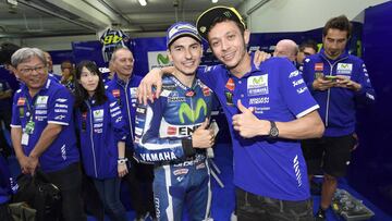 Despedida con afectuoso saludo entre Rossi y Lorenzo
