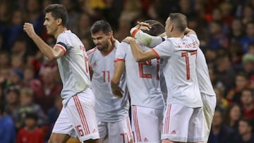 Los jugadores de la selecci&oacute;n de Espa&ntilde;a, celebrando un gol en el partido ante Gales.