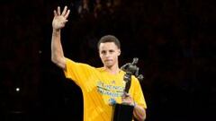 Curry, con el trofeo de MVP.