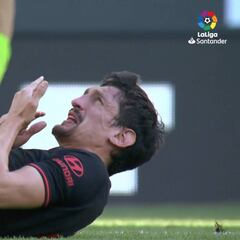 El codazo en el que Embarba le rompe dos dientes a Savic