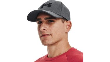 La gorra de Under Armour sin velcro que es transpirable ligera