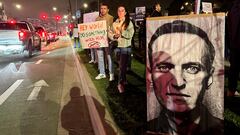 Supporters of Russian opposition leader Alexei Navalny gather to mourn his death, in Beverly Hills, California, U.S., February 16, 2024. REUTERS/Jorge Garcia