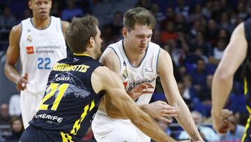 GRAF9455. MADRID (ESPAÑA), 11/02/2018.-El jugador del Real Madrid Luka Doncic (d), lucha un balón con el jugador del Iberostar Tenerife Tim Abromaitis, durante el partido de la liga Endesa disputado en el Wizink Center en Madrid. EFE/J.P.Gandul Doncic y Abromaitis