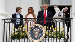 Melania Trump propin&oacute; un codazo a Donald Trump para que recordase el protocolo de la Casa Blanca.