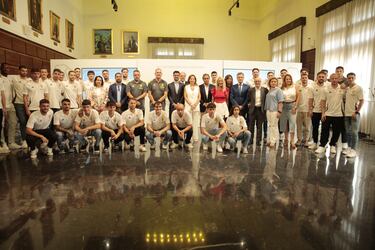 Foto de familia en la recepcin en el Ayuntamiento.