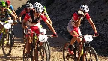 Jos&eacute; Luis Carrasco (izquierda) y Manolo &quot;Triki&quot; Beltr&aacute;n (derecha), durante una de las etapas de la Titan Desert que se disputa en Marruecos.