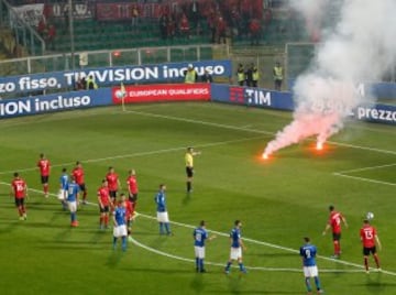 La suspensión momentánea del Italia-Albania por las bengalas