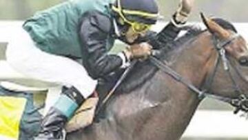 <b>SORPRESA. </b>Miguel Ángel Marín saluda victorioso con Tabor.