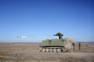 Es un veh¨ªculo blindado de transporte de tropas de origen estadounidense, ampliamente utilizado y modernizado por el Ej¨¦rcito Espa?ol. Cuenta con una tripulaci¨®n de 2 personas (conductor y comandante) y puede transportar hasta 11 soldados. Su dise?o de orugas le permite alcanzar una velocidad de 65 km/h en carretera, con una autonom¨ªa de 480 km. Est¨¢ fabricado con blindaje de aluminio, ofreciendo protecci¨®n contra armas ligeras y metralla. En cuanto a armamento, puede equiparse con una ametralladora de 12,7 mm o una de 7,62 mm, dependiendo de la versi¨®n. Es un veh¨ªculo vers¨¢til, empleado en m¨²ltiples misiones t¨¢cticas y log¨ªsticas.