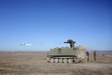 Es un vehículo blindado de transporte de tropas de origen estadounidense, ampliamente utilizado y modernizado por el Ejército Español. Cuenta con una tripulación de 2 personas (conductor y comandante) y puede transportar hasta 11 soldados. Su diseño de orugas le permite alcanzar una velocidad de 65 km/h en carretera, con una autonomía de 480 km. Está fabricado con blindaje de aluminio, ofreciendo protección contra armas ligeras y metralla. En cuanto a armamento, puede equiparse con una ametralladora de 12,7 mm o una de 7,62 mm, dependiendo de la versión. Es un vehículo versátil, empleado en múltiples misiones tácticas y logísticas.







