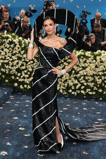 Demi Moore posa en la alfombra roja de la MET Gala 2025.