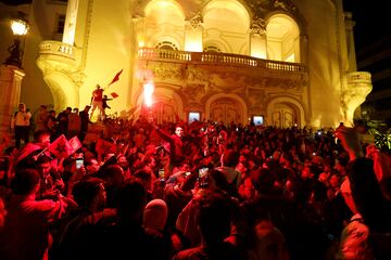 Miles de aficionados celebran en Túnez el pase a las semifinales del Mundial de Qatar 2022. 