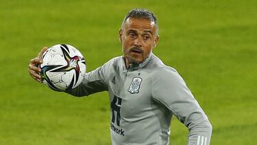 Rubiales le pega un manguerazo a Luis Enrique y Busquets