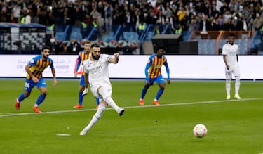 0-1. Tiro de Karim Benzema desde los once metros para marcar el primer gol.