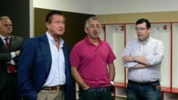 <b>ESTRENO. </b>Vega-Arango, Martínez, Tuero y Preciado visitaron los nuevos vestuarios de El Molinón.