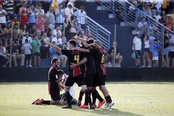 Los jugadores del Adarve celebran el ascenso a Segunda B sobre el c&eacute;sped del campo del Atl&eacute;tico Malague&ntilde;o.