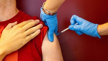 Los deportistas y empleados del FC Barcelona reciben la vacuna contra la COVID-19.