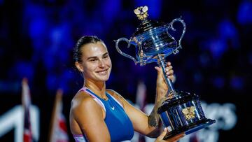 Aryna Sabalenka levanta el trofeo del Open de Australia tras vencer a Rybakina en la final.