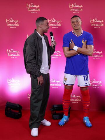 Kylian Mbappé presenta su figura con la equipación de Les Bleus que será llevada al museo Madame Tussauds en Berlín.