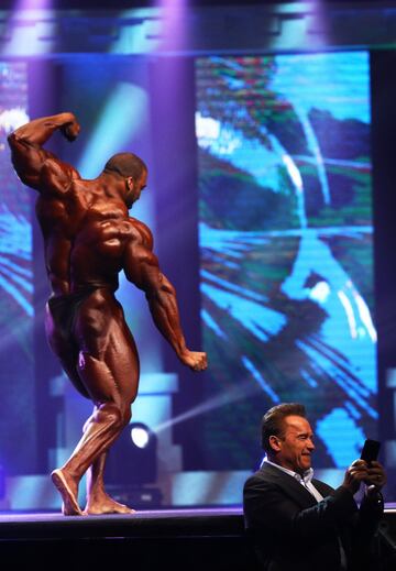 Arnold Schwarzenegger se hace un selfie con el ganador Cedric McMillan.