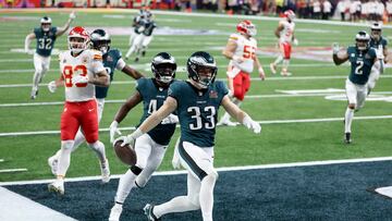 NEW ORLEANS, LOUISIANA - FEBRUARY 09: Cooper DeJean #33 of the Philadelphia Eagles celebrates scoring a touchdown after making an interception in the second quarter against the Kansas City Chiefs during Super Bowl LIX at Caesars Superdome on February 09, 2025 in New Orleans, Louisiana.   Emilee Chinn/Getty Images/AFP (Photo by Emilee Chinn / GETTY IMAGES NORTH AMERICA / Getty Images via AFP)