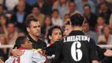 <B>CONTUNDENCIA MAL ENTENDIDA.</B> Los jugadores sevillistas fueron más allá del reglamento, pero la displicencia de Pino Zamorano les permitió
realizar entradas muy duras.