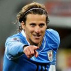 Diego Forlán encabeza la lista de refuerzos exigida por Tapia