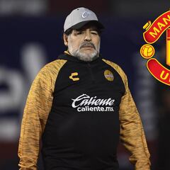 Maradona alzó la mano para dirigir al Manchester United