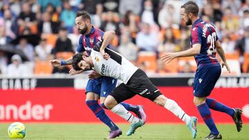 VALENCIA, SPAIN - APRIL 30: Goncalo Guedes of Valencia CF is challenged by Jose Luis Morales of Levante during the LaLiga Santander match between Valencia CF and Levante UD at Estadio Mestalla on April 30, 2022 in Valencia, Spain. (Photo by Aitor Alcalde/