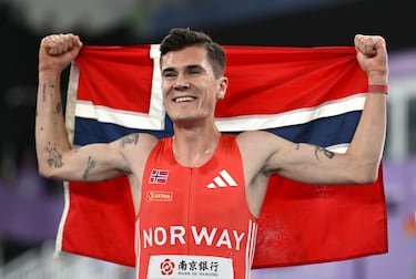 A sus 25 años, es considerado uno de los corredores de media y larga distancia más talentosos de la historia. A pesar de ello este 2026 no está siendo fácil para el noruego ya que ha tenido que pasar por el quirófano.