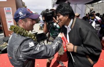 Quinta etapa, San Salvador de Jujuy-Uyuni.  El presidente de Bolivia Evo Morales con el ganador de la etapa, Sebastien Loeb.