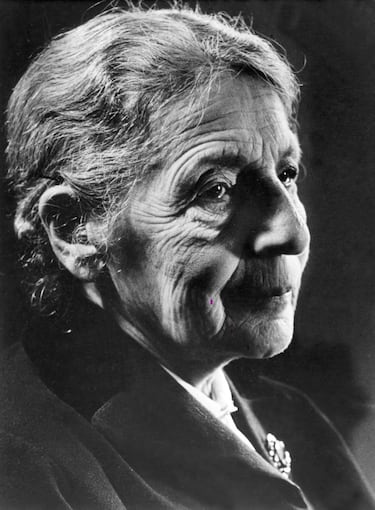 Junto a Otto Hahn produjo el primer modelo de fisión nuclear de la historia, que funcionó gracias a la correcta interpretación de la científica judía. Un año más tarde Hahn publicó el trabajo sin nombrar a Meitner (alegando que el régimen nazi no le había dejado incluir a la autora), y recibió el Nobel de Química en 1944 por ello en solitario. Además, fue ella quien sugería la posibilidad de una reacción atómica en cadena, base para el desarrollo posterior de la bomba nuclear. De hecho, fue una de las pocas mujeres invitadas a participar en el proyecto Manhattan, oferta que rechazó.