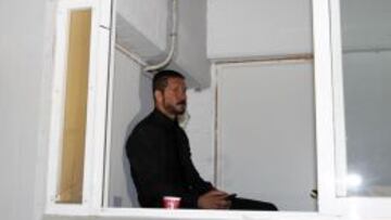 Simeone dirige en Vallecas desde una cabina de prensa