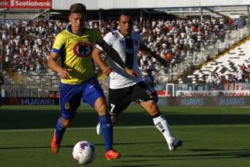 Alexis Machuca protege la pelota de Esteban Paredes.