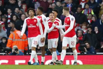 Sánchez es felicitado por sus compañeros. 