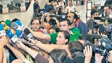 <b>EL CENTRO DE ATENCIÓN. </b>Pau Gasol llegó con algo de retraso al aeropuerto de Madrid-Barajas. Aún así no se libró del 'bombardeo' de cámaras y micrófonos.