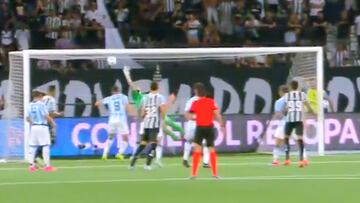 Gabriel Arias reafirmó su calidad de referente en Racing por esta jugada: ¡tapada que vale un título!