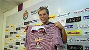 <b>COMENZÓ A TRABAJAR</B>. Roberto Losada fue presentado ante los medios de comunicación y después se entrenó.