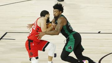 Marcus Smart le roba el bal&oacute;n a Fred VanVleet durante el quinto partido de las semifinales de la Conferencia Este de los playoffs de la NBA 2020 que ha enfrentado a Toronto Raptors y Boston Celtics