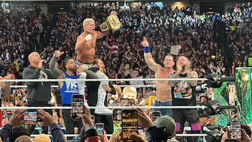 Momento en que Cody Rhodes festeja con todo el roster su triunfo en Wrestlemania 40.