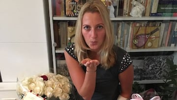 Petra Kvitova lanza besos a sus aficionados para desearles una Feliz Navidad despu&eacute;s de ser asaltada en su casa la semana pasada.