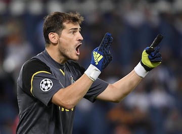 Casillas ha defendido la camiseta del Oporto en 156 ocasiones, dejando la portería a cero en 74 encuentros. 