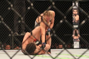 La única pelea femenina del UFC Chile que no terminó en knockout, enfrentó a la venezolana Verónica Macedo con la estadounidense Andrea Lee. La victoria de la norteamericana fue escogida como la mejor de la noche.