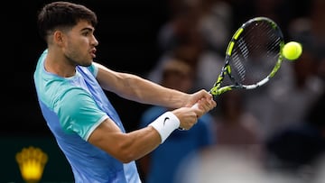 Carlos Alcaraz, contra Nicolás Jarry en el Rolex Paris Masters.