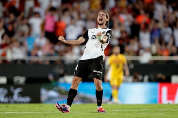 VALENCIA, SPAIN - AUGUST 17: Yarek Gasiorowski of Valencia celebrates 1-0 during the LaLiga EA Sports  match between Valencia v FC Barcelona at the Estadio de Mestalla on August 17, 2024 in Valencia Spain (Photo by Rico Brouwer/Soccrates/Getty Images)