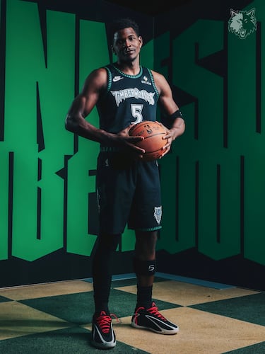 El uniforme Classic Edition de los Timberwolves para la temporada 2025/26 recupera el diseño 'Black Trees' con fondo negro y ribetes verdes, homenajeando la era de Kevin Garnett. Es un guiño a la conexión del equipo con Minneapolis y su legado en los primeros años 2000.