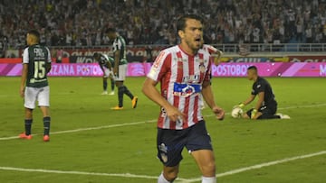 Sebasti&aacute;n Hern&aacute;ndez celebrando su gol con Junior ante Deportivo Cali por Liga &Aacute;guila.