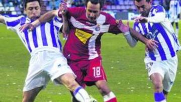 <b>INTENSIDAD.</b> En algunos momento del partido los dos equipos lucharon cada balón como si fuera el último como se demuestra en este lance entre Marcos, Rufete y Sesma.