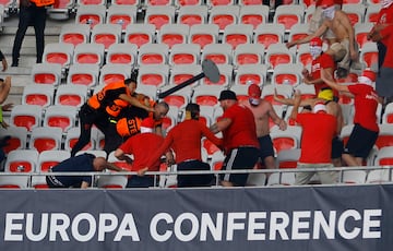 Brutal pelea entre los ultras del Niza y del Colonia en el partido de Conference League que ha dejado siete heridos, dos de ellos graves.  